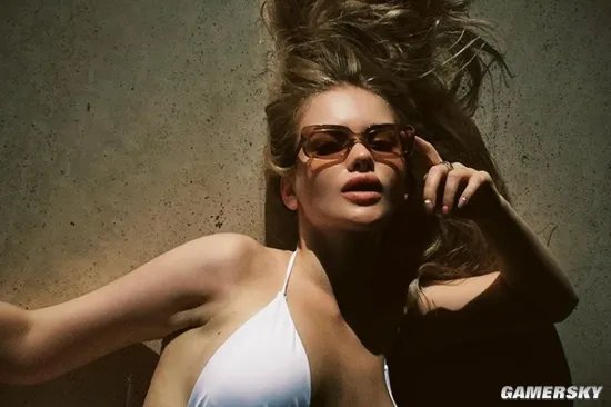 姿势夸张的00后正妹 散发高级感的俄罗斯嫩模