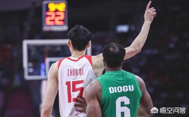 王哲林点赞央视批评自己的微博，而周琦点赞球迷为自己洗白的微博，你怎么看？