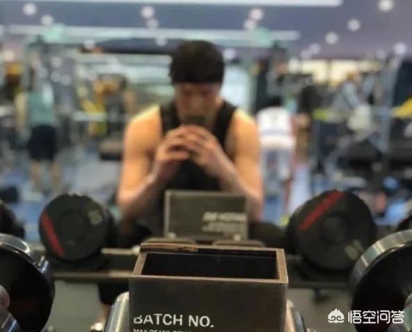 王哲林点赞央视批评自己的微博，而周琦点赞球迷为自己洗白的微博，你怎么看？