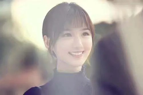 毛晓彤一袭露背鱼尾裙，为何能惊艳红毯？