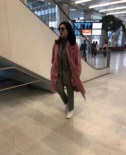 江疏影被拍成1米3：大长腿直接变成无腿（图）