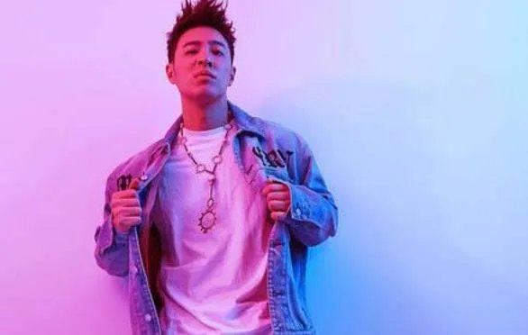 潘玮柏宣布结婚妻子是三年前被多次否认的空姐，为什么在一起却不承认呢？