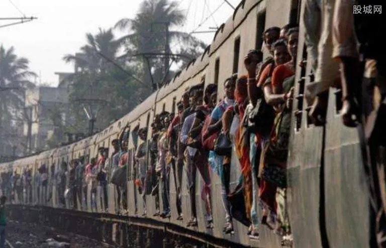 印度搭火车像打仗 火车严重超载现场画面曝光