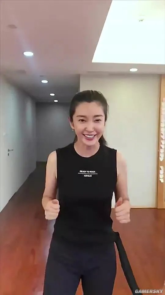 李冰冰大秀瓶盖挑战 转身一脚助手安然无恙狂赞Yes
