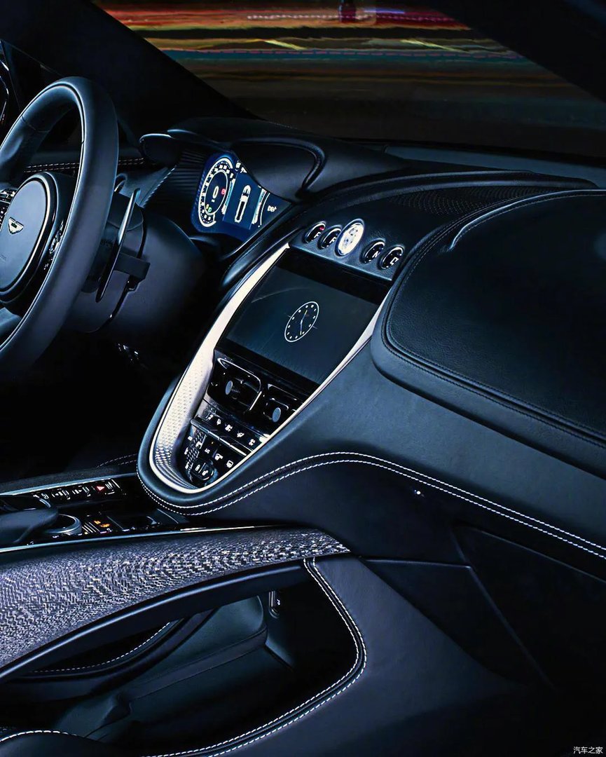 阿斯顿马丁旗下首款SUV——DBX黑色车身深夜秀身材，有品位的成功人士未来的新宠。