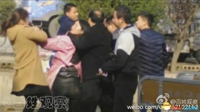 姐妹遭城管飞踹锁喉 滥用权力残忍暴打实在可恶