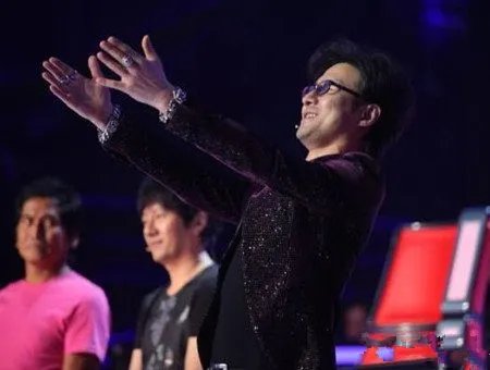 故乡帕尔哈提王卓唱哭观众 演绎撼动灵魂的声音