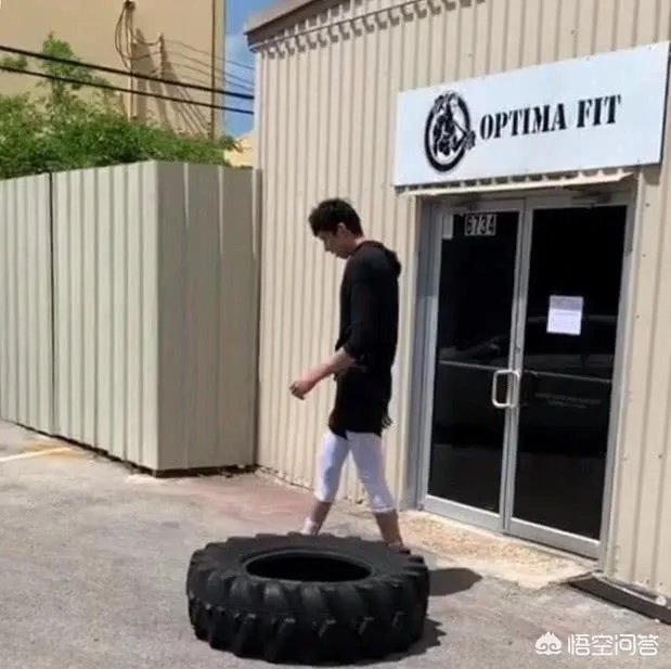 王哲林点赞央视批评自己的微博，而周琦点赞球迷为自己洗白的微博，你怎么看？