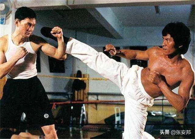 李小龙在电影中决斗时双腿不断跳动，在实战中真的有用吗？有什么科学依据？
