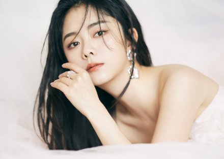 谭松韵走机场被粉丝送面粉,求给钟汉良“体面”,究竟是怎么回事?