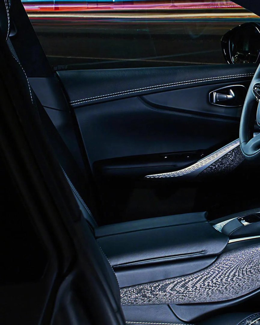 阿斯顿马丁旗下首款SUV——DBX黑色车身深夜秀身材，有品位的成功人士未来的新宠。