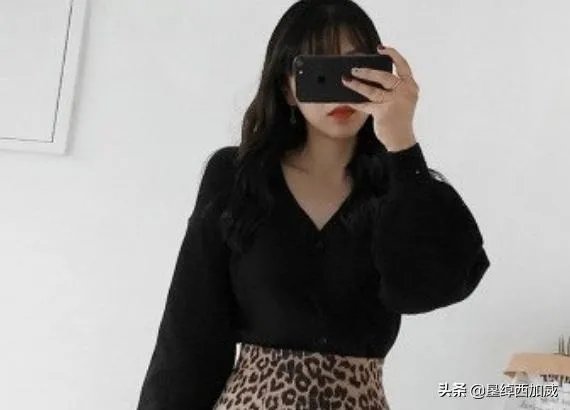 豹纹裙子怎么搭配上衣?