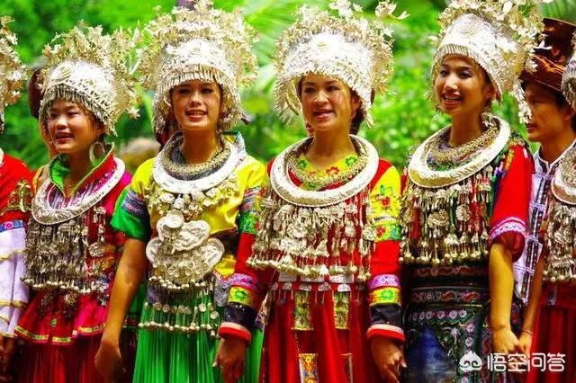 最近游三峡景区说是免费照相，可是取照片时却收15元，否则就不给你照片，你怎么看这种行为？