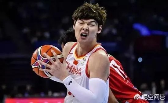 王哲林点赞央视批评自己的微博，而周琦点赞球迷为自己洗白的微博，你怎么看？