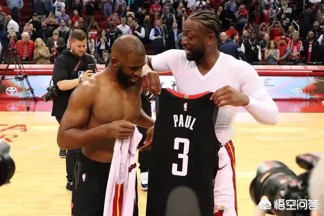 保罗与韦德交换球衣，保罗不小心拿反了，韦德将其纠正，你怎么看这对兄弟？