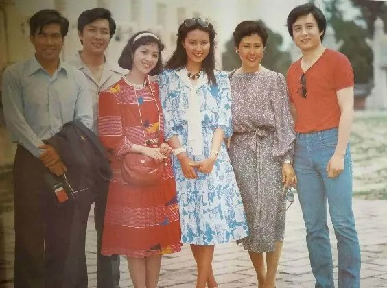 女演员方舒与屠洪刚离婚后，独自养育两个女儿，现在怎么样了？