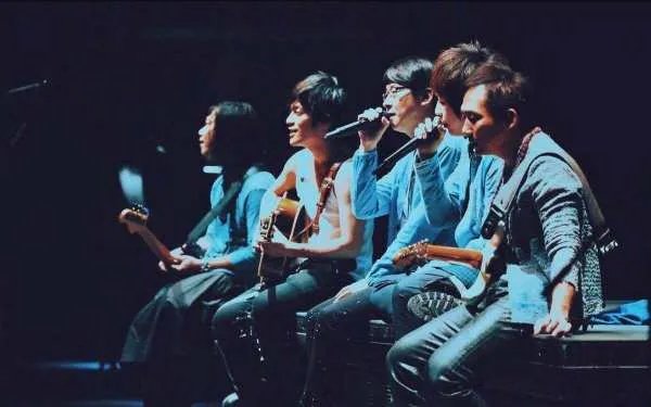 我不愿让你一个人，一个人在人海浮沉，是那首歌的歌词？