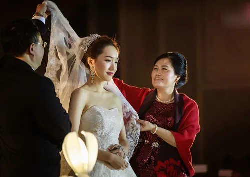 婚礼妈妈发型盘头图解 婚礼妈妈盘发教程介绍