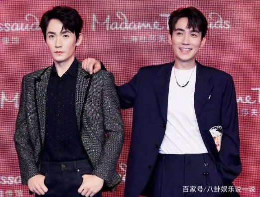 朱一龙为蜡像揭幕，看见自己蜡像后的表情太可爱，谁注意到了朱一龙的表情？