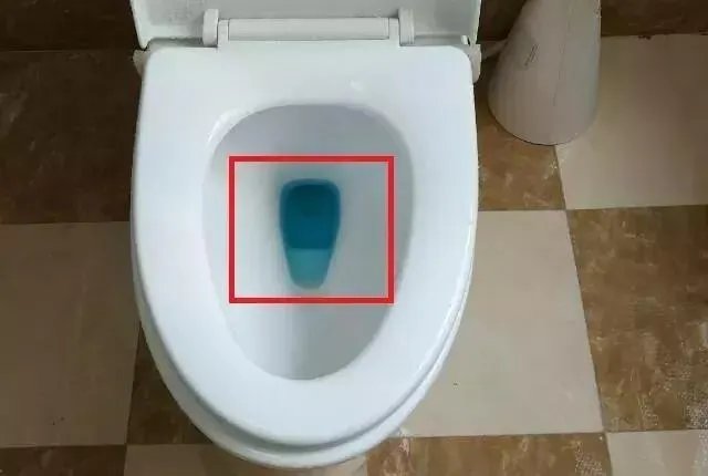 ＃吐槽＃去朋友家上厕所，马桶漏水也太尴尬了吧