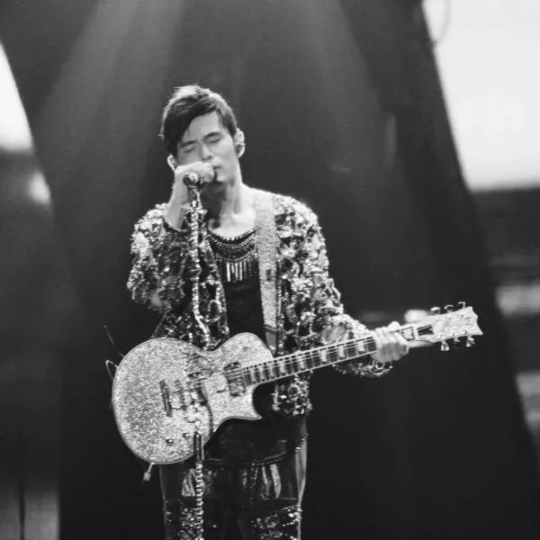 歌手在演唱会两首歌之间短暂的时间里，如何换服装的？