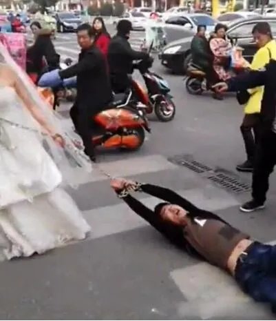 新娘铁链捆新郎去完婚 竟当街上演SM画面(图/视频)