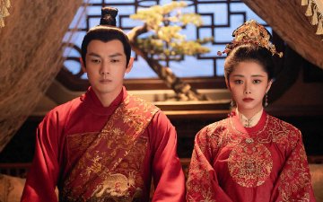 谭松韵走机场被粉丝送面粉,求给钟汉良“体面”,究竟是怎么回事?