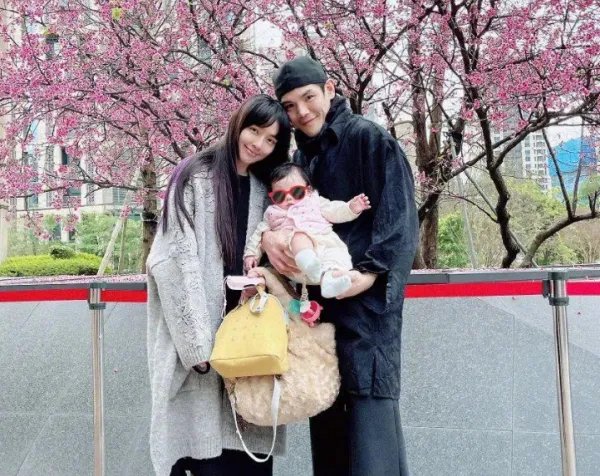 向佐郭碧婷一家三口合照上热搜，他们一家为何总是这么受关注？