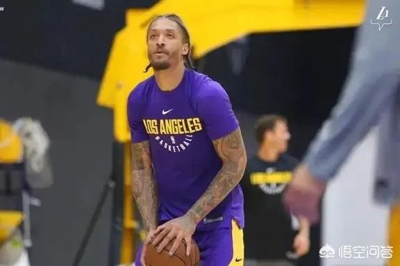 客场对阵雷霆比斯利替补上场，因穿错颜色的球裤，被裁判勒令下场更换。你怎么看？