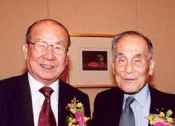 他创办了两家大银行，死后裸捐给国家2千亿，如今他儿子过得怎样？