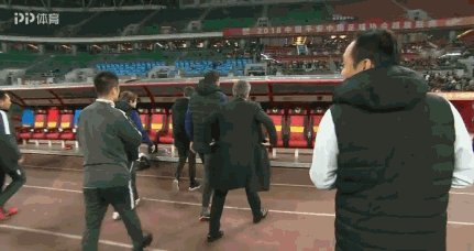 5轮联赛只取得一场胜利，赛后权健球迷，围堵球队大巴，怒喊球队领队滚蛋，你怎么看？