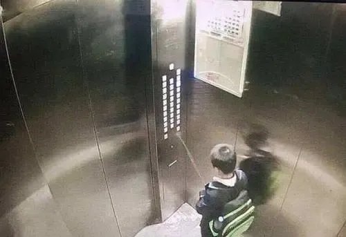 合肥一男孩电梯内小便导致失火被困，这名孩子缺乏哪些安全意识？