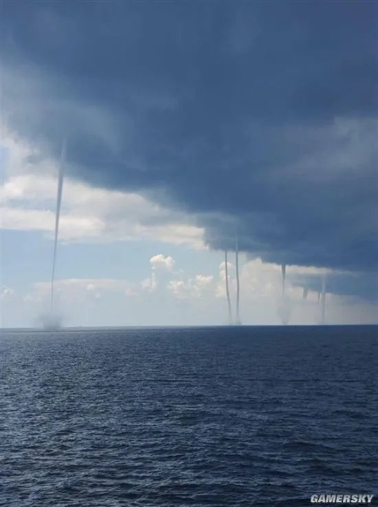 摸鱼5分钟：茶颜悦色英文名被指打擦边球 晚7点后吃饭都算夜宵？