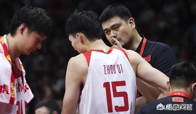 王哲林点赞央视批评自己的微博，而周琦点赞球迷为自己洗白的微博，你怎么看？