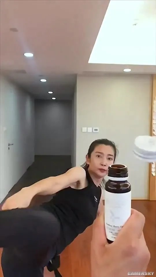 李冰冰大秀瓶盖挑战 转身一脚助手安然无恙狂赞Yes