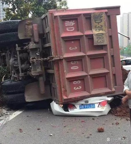 郑州一渣土车压扁小车致4死，遇到这种车如何紧急避险？