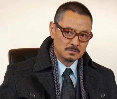 老戏骨尹铸胜被称为话剧教父，他在话剧方面取得了怎样的成就？