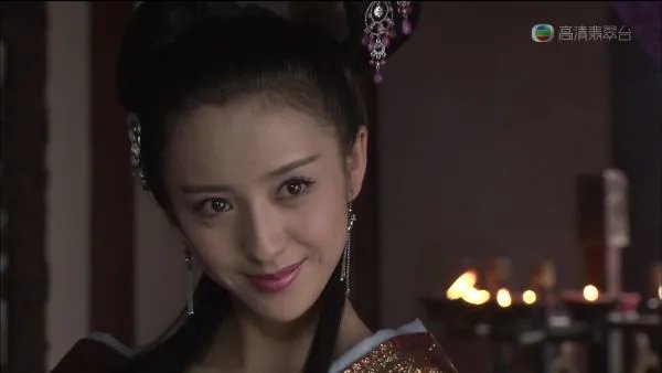 谁知道 杨幂旁边的女人是谁？资料越详细越好 谢谢！！奖励丰厚！！