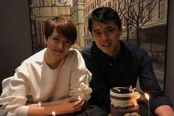 很多人不知道梁咏琪还有个双胞胎的弟弟,他们长得像吗?感情如何?