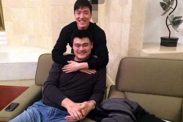 普通人和NBA巨人合影，怎样才能显得不矮？