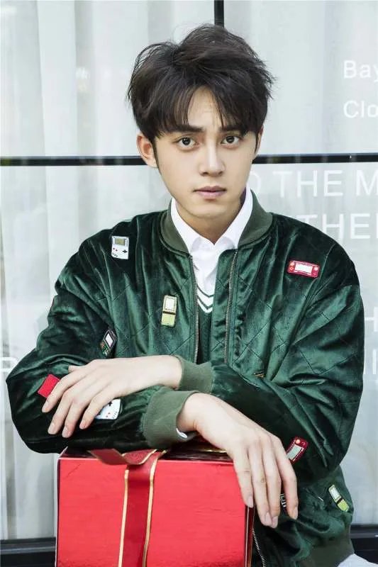 和谢娜同姓的艺人谢彬彬是何许人也，他有哪些个作品？