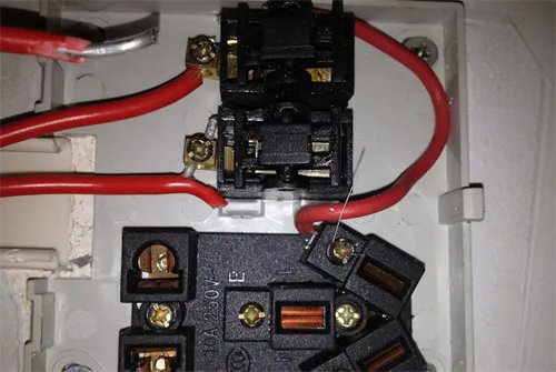 一灯三控开关怎么接线