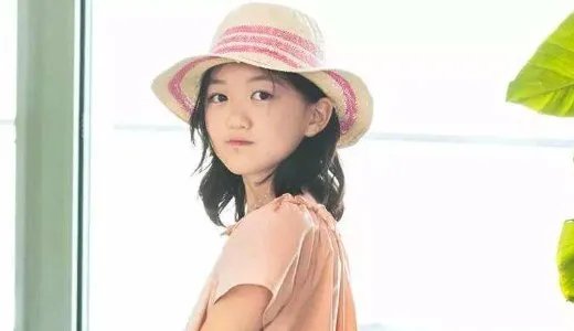 李嫣有兔唇，窦靖童在下巴纹身，姐妹感情怎么如此好？