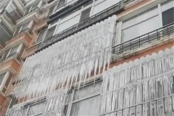 哈尔滨一小区窗户结满冰柱,形成“冰帘洞”,哈尔滨的气候变化有多大?