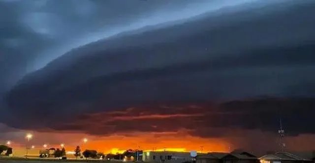 美国出现巨型圆盘状陆架云，真的是外星人吗？