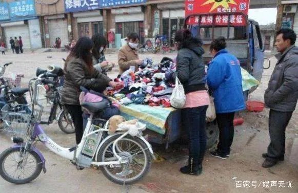 赵本山两女儿：球球十万块请客吃早餐，赵玉芳摆摊卖袜子，你怎么看？