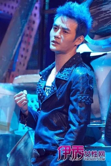 王凯蓝发造型亮相《年代秀》(图)