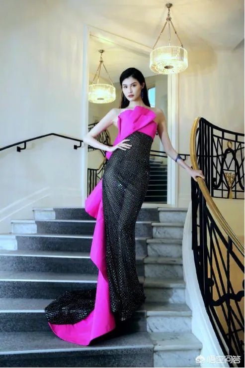 何穗红毯造型的突变，是受了奚梦瑶的影响吗？