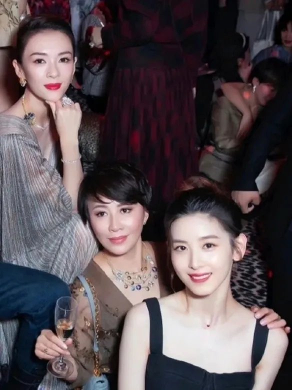 章泽天现身巴黎时装周照片曝光！妆容精致状态不错！