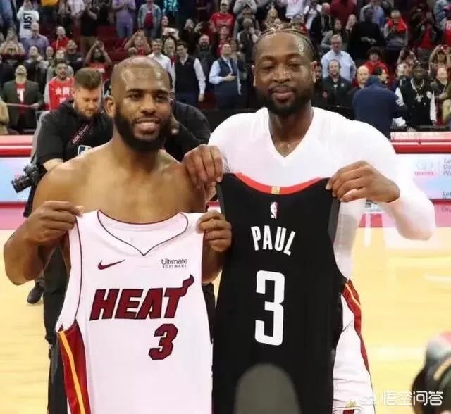 保罗与韦德交换球衣，保罗不小心拿反了，韦德将其纠正，你怎么看这对兄弟？